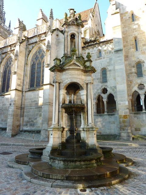 La fontaine de la Cathédrale Saint-Lazare d'Autun - Crédit Photo : Wikipédia